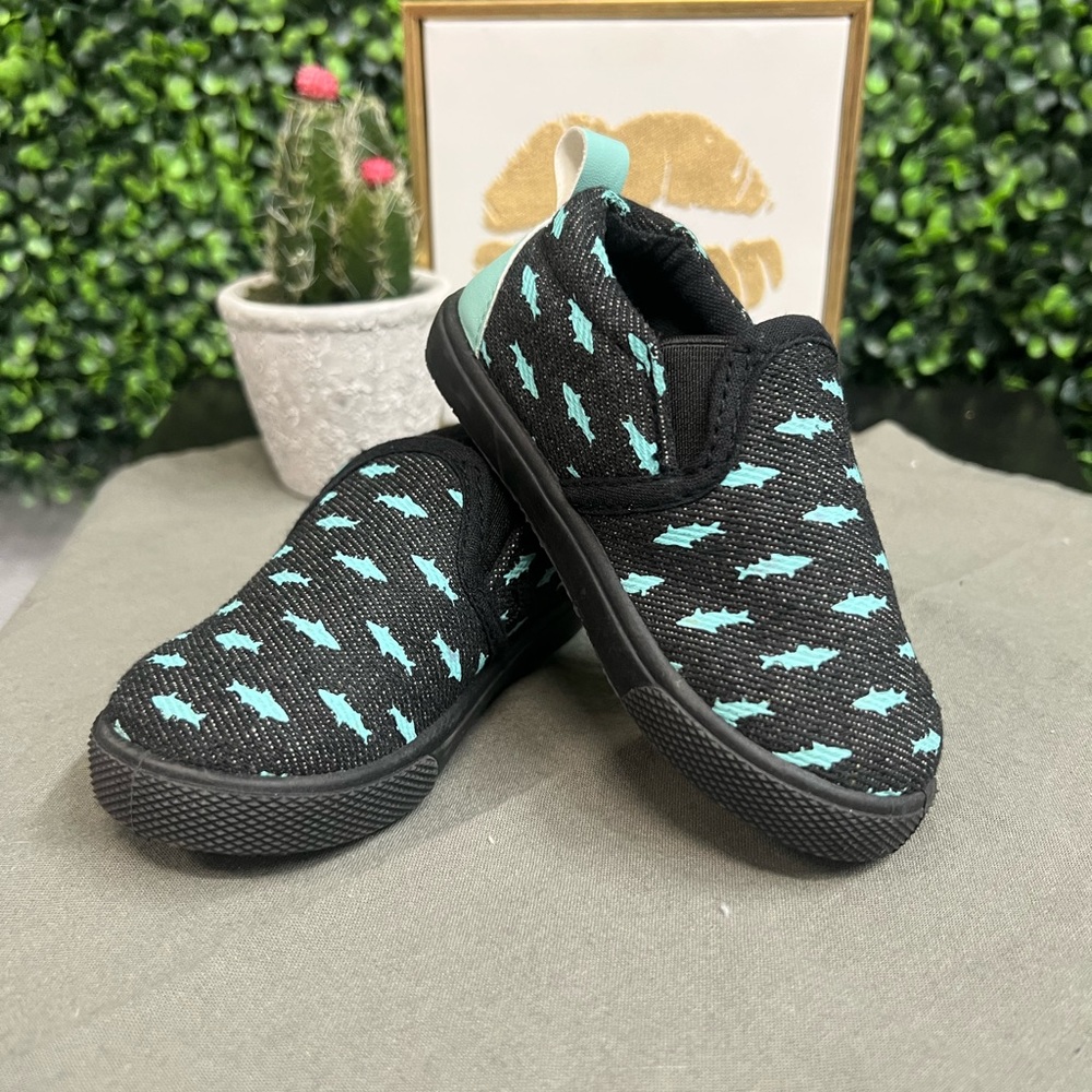 Revo shark black/blue slip on size 6